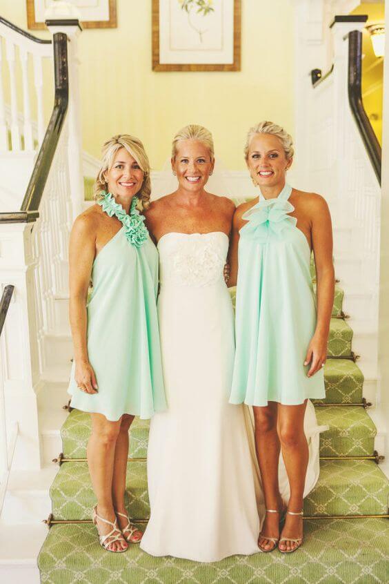 Bridesmaids and bride for Mint and gold wedding