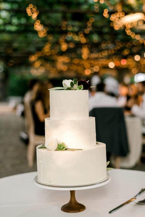 Wedding cake for white and greenery summer wedding