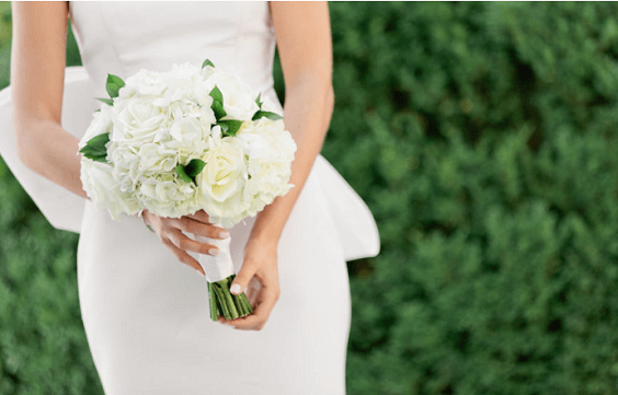 White bridal bouquet for Light blue, White and Dark Blue August Wedding 2020