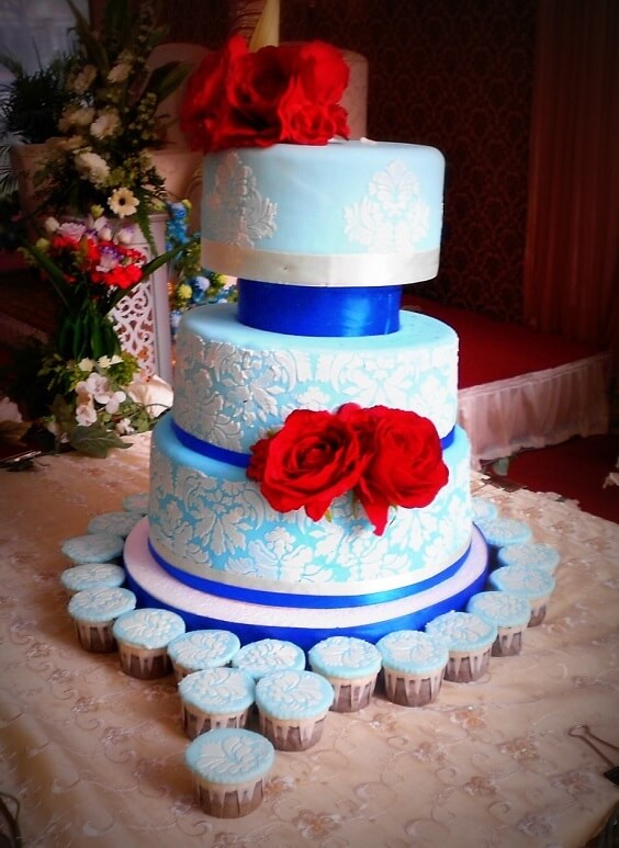 white blue wedding cake with red flowers for winter wedding colors 2022 red and blue