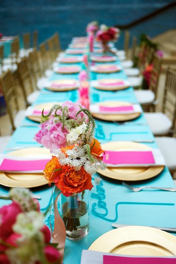 turquoise weddint tablecloth gold plate fuschia napkins for sping wedding colors 2022 fuschia turquoise gold colors