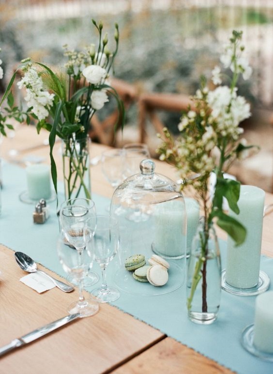 table setting for summer wedding colors 2023 aqua and light pink