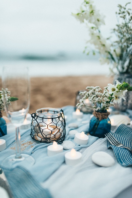 table setting for summer wedding colors 2023 dusty blue and white