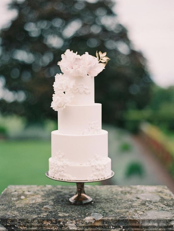 White and blush wedding cake for Burgundy, Navy blue and blush Spring Wedding 2023