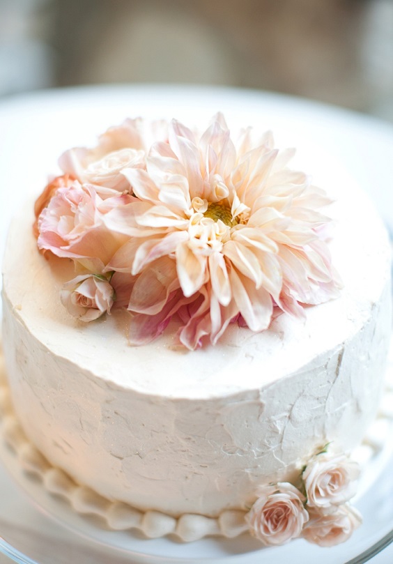 Wedding cakes with peach flowers for Peach, grey and burgundy Spring Wedding 2023