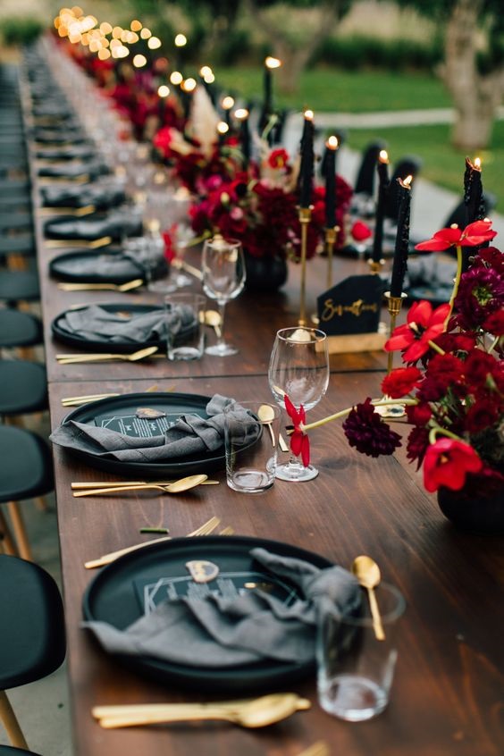 black wedding plates gold tableware red flowers centerpieces for red and black wedding colors red black and gold