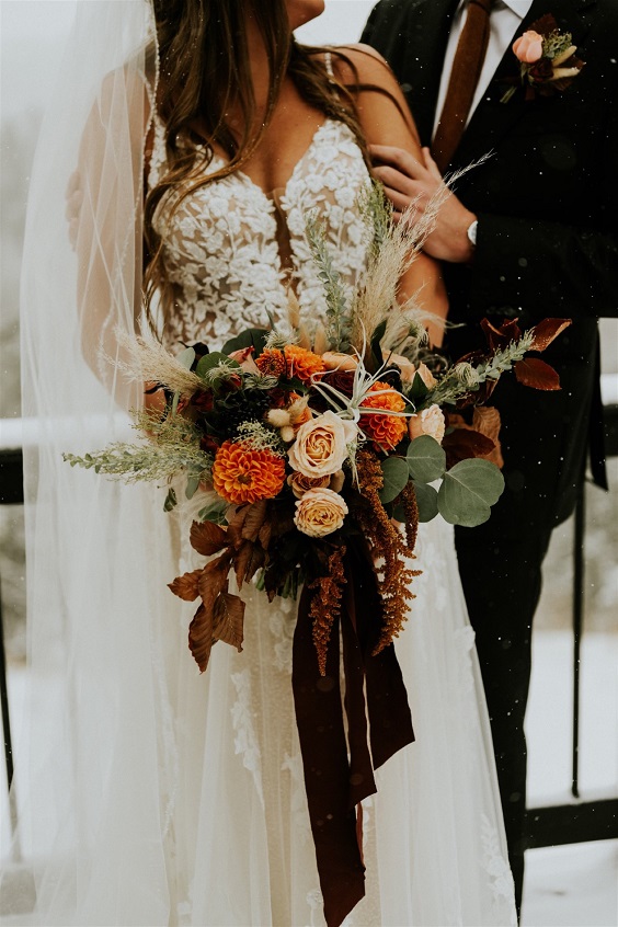 bridal bouquet for winter wedding colors 2023 brown and white