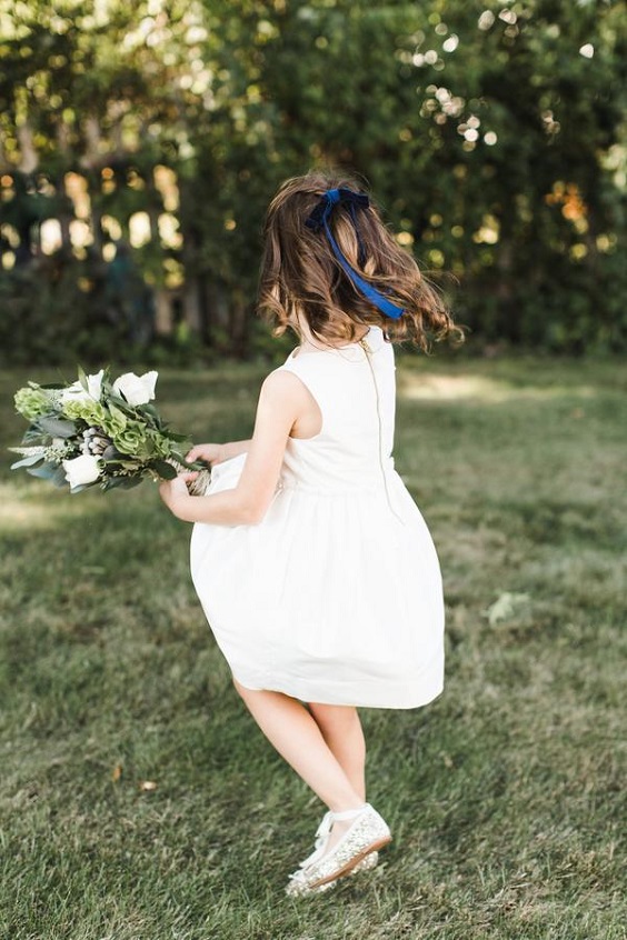 white flower grils dress navy hair rope for august wedding colors 2023 navy white and greenery