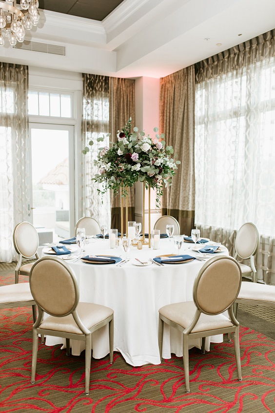 champagne wedding chairs and navy blue napkins for navy blue wedding themes for 2023 navy blue and champagne