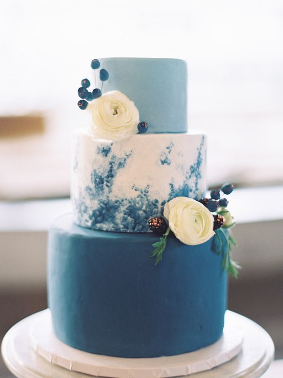 Wedding Cake in Shades of Blue for Dusty Blue and Navy Blue Wedding Color Combos 2024