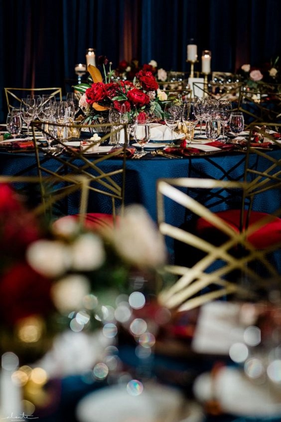 navy blue table cloth with red centerpiece for blue wedding colors combos for 2025 navy blue and red