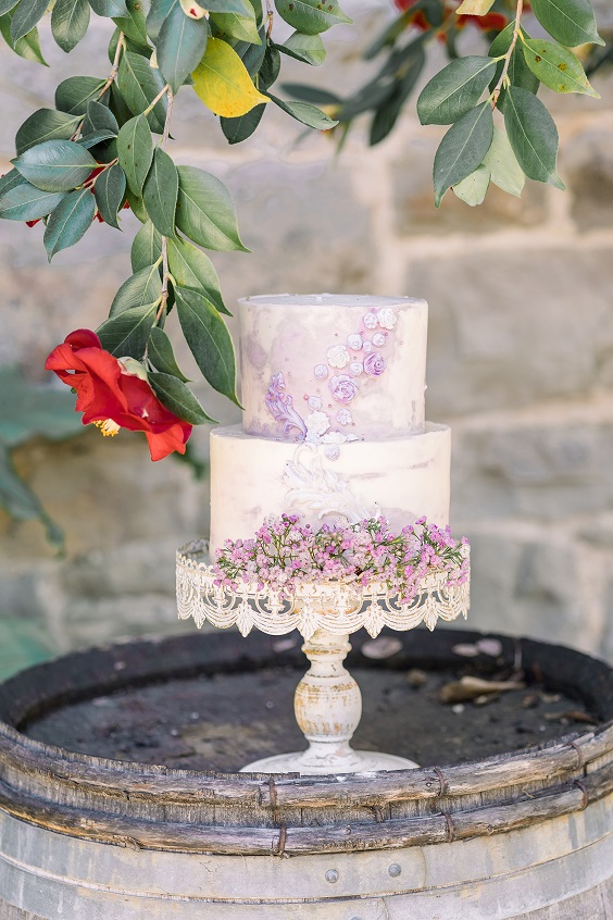 white wedding cake with lavender and lilac flowers for spring wedding color schemes 2025 lavender lilac and dusty pink
