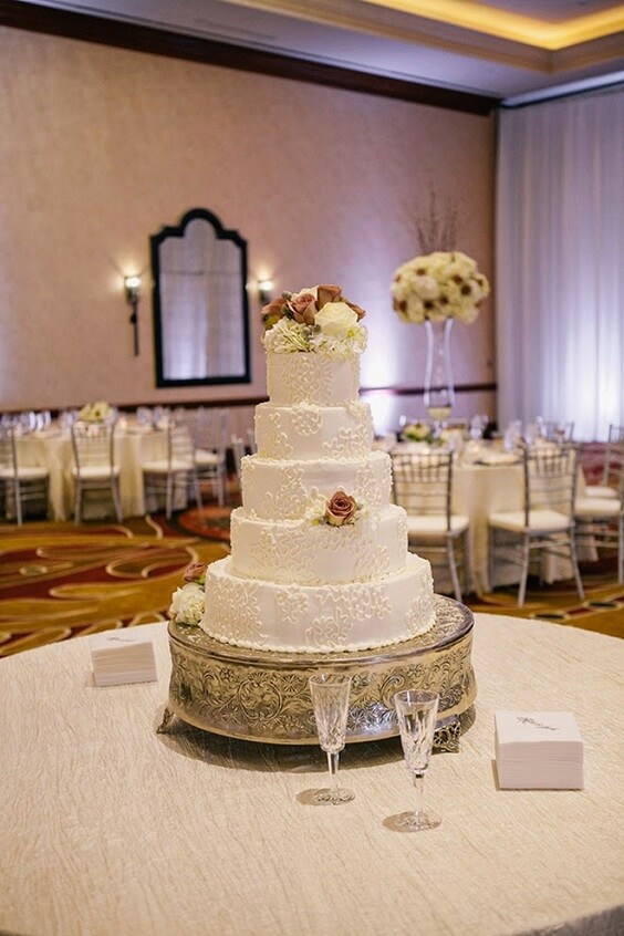 Wedding cake for Neutral December Wedding