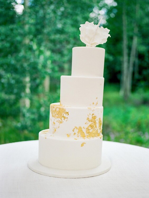 white wedding cake for fall dark green wedding 2