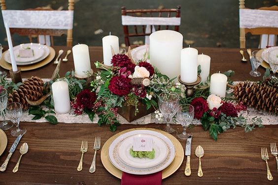 burgundy napkin and gold plate place setting for fall burgundy wedding 2