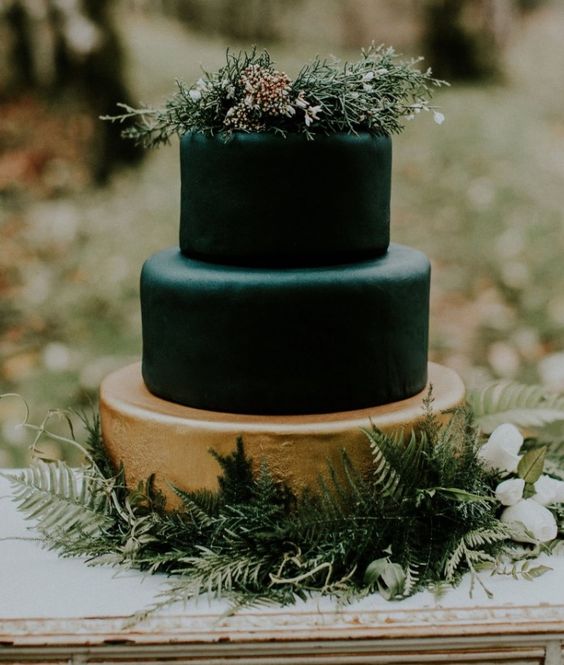 dark green wedding cake for winter green wedding